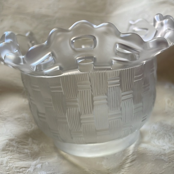 VTG Fenton Clear Satin Basket Weave Glass raffled Bowl - Picture 3 of 9